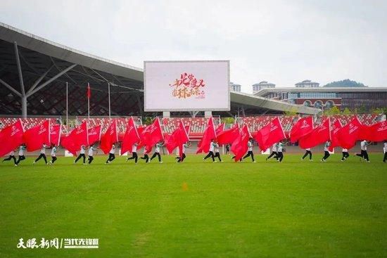 海报12月8日，电影《奇迹》发布一支拍摄花絮，易烊千玺为了体验角色，在片场总是很沉默，但遇到许君聪的他仿佛打开了快乐开关，一见面就笑得停不下来，连一旁的导演文牧野都直呼“太逗了”